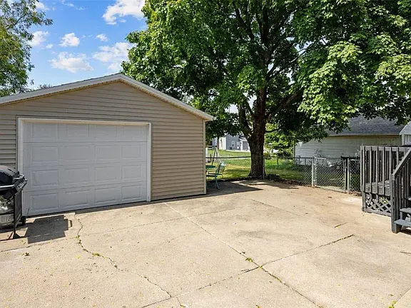 1248 10th St, Marion, IA 52302